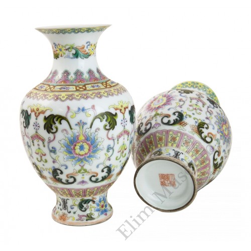 1019  A pair Late Qing period Fencai vases with fowers